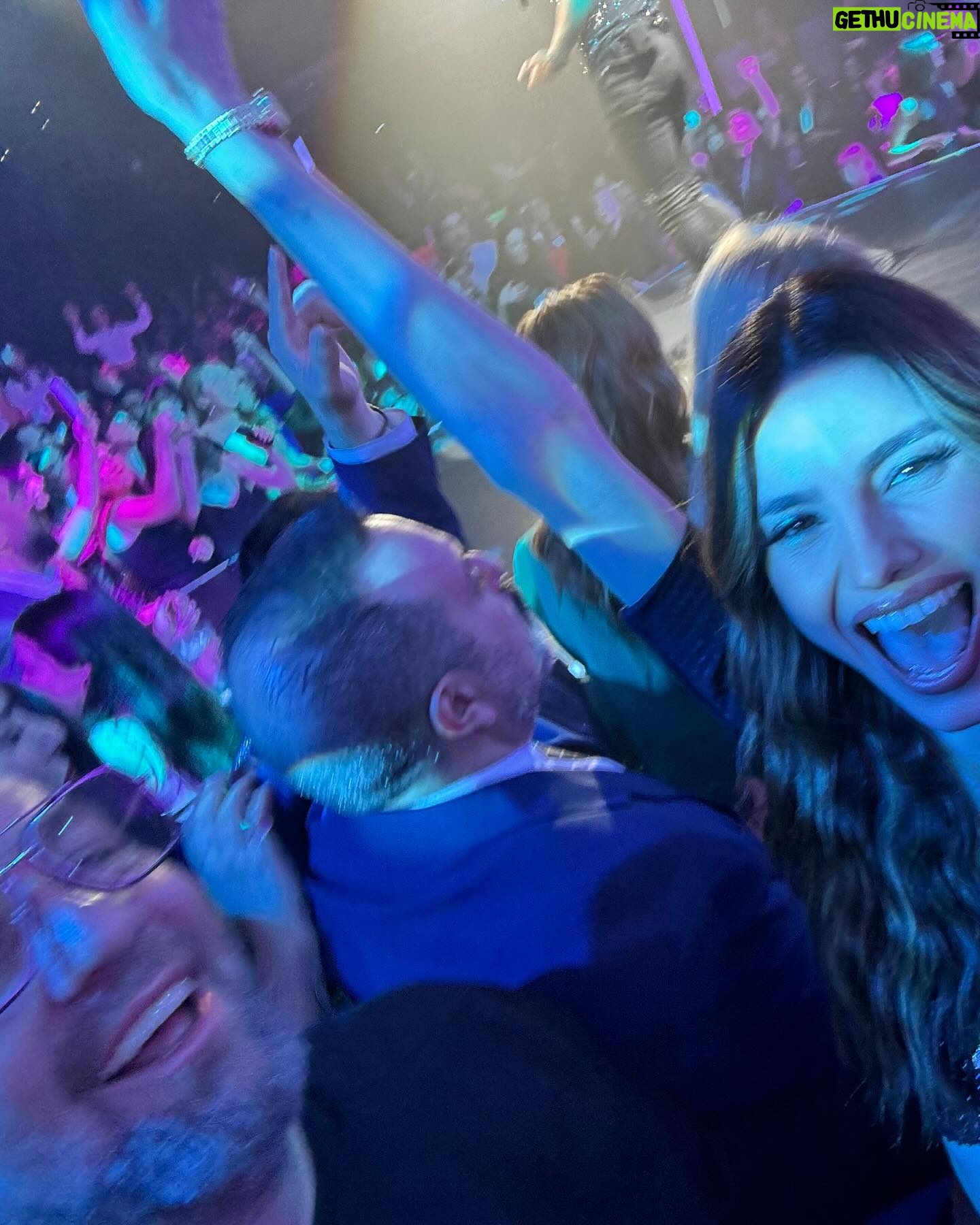 Iliana Papageorgiou Instagram - What a lovely night 🧜🏼♀️ Story line.. Τα βραβεία MF Beauty Stars @madamefigarogr , @genevievevv και @souzana την ώρα που δίνουν βραβεία, σέλφι όταν βγήκε ο Σάκης, Ο ΣΑΚΗΣ, η @kal_petra όταν είδε τον Σάκη, ο συνοδός μου και το λουκ!!! In @mrselfportrait @freeshop.gr @chrysanthithomatos9 Glam @yannissiskos