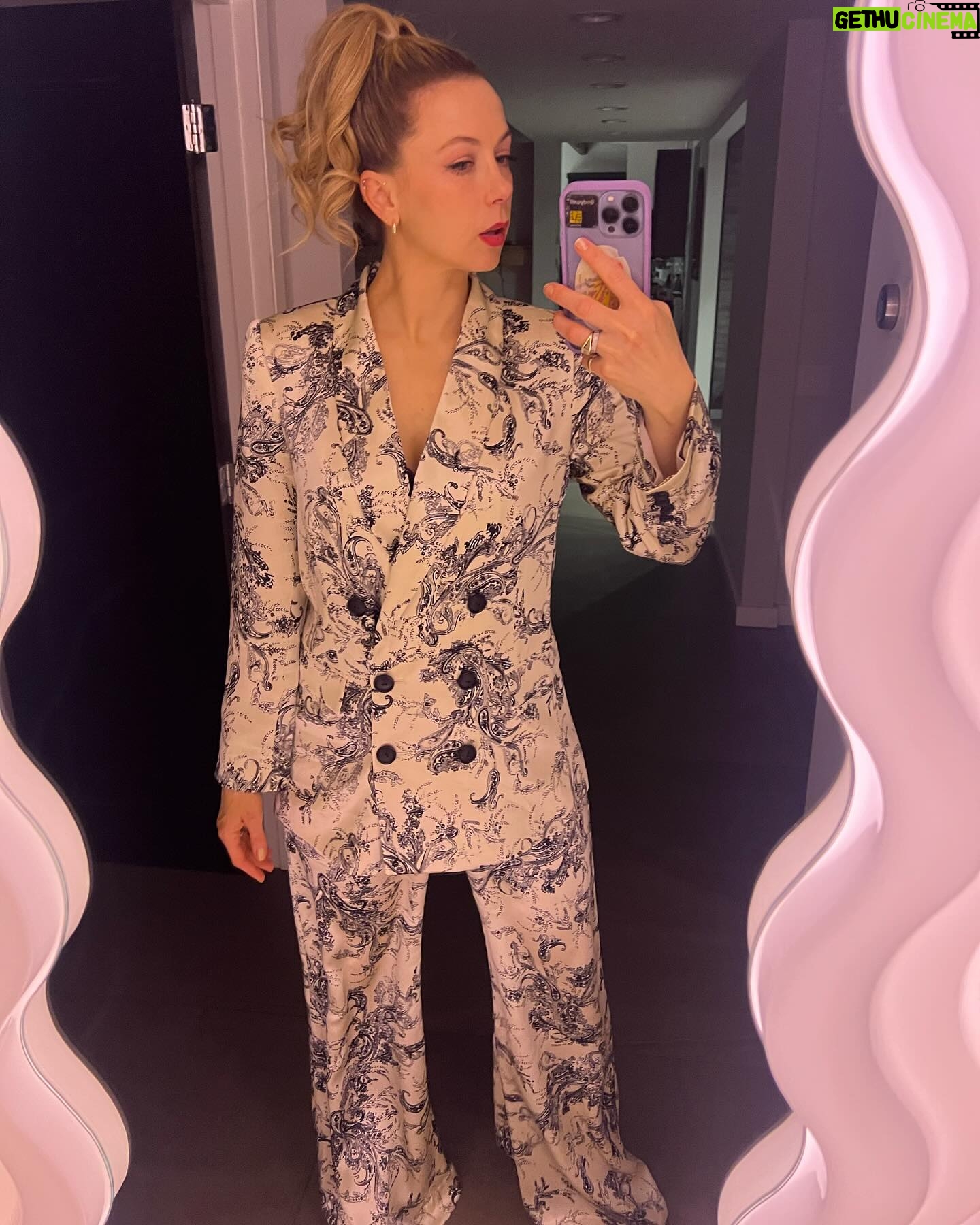Iliza Shlesinger Instagram - I had so much fun moderating the FYC Emmys panel for stand up specials for @amazonmgmstudios with Tig Notaro, @jennyslate @jimgaffigan . @taraswennen Credits for tonight! ◦ Suit- L’agence @lagencefashion ◦ Bra- Simone Perele @simoneperele_america ◦ Shoes- Giuseppe zanotti @giuseppezanotti ◦ Earrings- Eriness @erinessjewelry ◦ Ring- Eriness @erinessjewelry 💇♀️ @castillo_13 💄 @andremakeup
