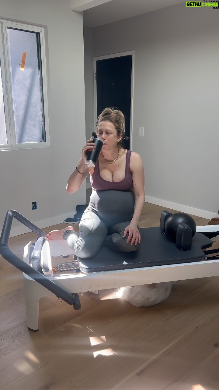Iliza Shlesinger Instagram - New work out room! Relaxin not relaxing… and workin’ at the same time. IYKYK 🤰 Few weeks left with my 🦧 body! Trainer: @alishamullally Reformer: Allegro 2 @balanced_body Chinese coach: @shesasnowpeach