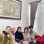 Imel Putri Cahyati Instagram – 13 tahun lebaran tanpa papa 🥺

Dari 7 orang , sekarang 4 orang lagi tanggung jawab teteh pah..