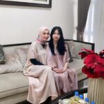 Imel Putri Cahyati Instagram – Setiap tahun pasti ada yg berbeda..
Ada yg berkurang keluarganya, ada yg bertambah & ada yang seperti tahun sebelum nya tapi apapun itu, semua sudah Allah rencanakan dan pasti yang terbaik untuk kita.. 
Sabar , Kuat & Ikhlas .. semoga lebaran tahun depan lebih baik & bahagia untuk kita semua bisa berkumpul dengan semua keluarga 🤲🏻 Aamiin Yra

Teteh & kel. Mengucapkan Minal Aidzin Walfaidzin , Mohon Maaf Lahir & Bathin semuanya 🙏🏻