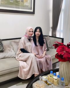 Imel Putri Cahyati Instagram - Setiap tahun pasti ada yg berbeda.. Ada yg berkurang keluarganya, ada yg bertambah & ada yang seperti tahun sebelum nya tapi apapun itu, semua sudah Allah rencanakan dan pasti yang terbaik untuk kita.. Sabar , Kuat & Ikhlas .. semoga lebaran tahun depan lebih baik & bahagia untuk kita semua bisa berkumpul dengan semua keluarga 🤲🏻 Aamiin Yra Teteh & kel. Mengucapkan Minal Aidzin Walfaidzin , Mohon Maaf Lahir & Bathin semuanya 🙏🏻