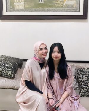 Imel Putri Cahyati Instagram - Setiap tahun pasti ada yg berbeda..
Ada yg berkurang keluarganya, ada yg bertambah & ada yang seperti tahun sebelum nya tapi apapun itu, semua sudah Allah rencanakan dan pasti yang terbaik untuk kita.. 
Sabar , Kuat & Ikhlas .. semoga lebaran tahun depan lebih baik & bahagia untuk kita semua bisa berkumpul dengan semua keluarga 🤲🏻 Aamiin Yra

Teteh & kel. Mengucapkan Minal Aidzin Walfaidzin , Mohon Maaf Lahir & Bathin semuanya 🙏🏻
