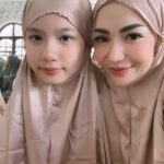 Imel Putri Cahyati Instagram – Setiap tahun pasti ada yg berbeda..
Ada yg berkurang keluarganya, ada yg bertambah & ada yang seperti tahun sebelum nya tapi apapun itu, semua sudah Allah rencanakan dan pasti yang terbaik untuk kita.. 
Sabar , Kuat & Ikhlas .. semoga lebaran tahun depan lebih baik & bahagia untuk kita semua bisa berkumpul dengan semua keluarga 🤲🏻 Aamiin Yra

Teteh & kel. Mengucapkan Minal Aidzin Walfaidzin , Mohon Maaf Lahir & Bathin semuanya 🙏🏻