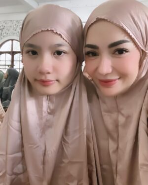 Imel Putri Cahyati Instagram - Setiap tahun pasti ada yg berbeda..
Ada yg berkurang keluarganya, ada yg bertambah & ada yang seperti tahun sebelum nya tapi apapun itu, semua sudah Allah rencanakan dan pasti yang terbaik untuk kita.. 
Sabar , Kuat & Ikhlas .. semoga lebaran tahun depan lebih baik & bahagia untuk kita semua bisa berkumpul dengan semua keluarga 🤲🏻 Aamiin Yra

Teteh & kel. Mengucapkan Minal Aidzin Walfaidzin , Mohon Maaf Lahir & Bathin semuanya 🙏🏻