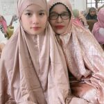 Imel Putri Cahyati Instagram – Setiap tahun pasti ada yg berbeda..
Ada yg berkurang keluarganya, ada yg bertambah & ada yang seperti tahun sebelum nya tapi apapun itu, semua sudah Allah rencanakan dan pasti yang terbaik untuk kita.. 
Sabar , Kuat & Ikhlas .. semoga lebaran tahun depan lebih baik & bahagia untuk kita semua bisa berkumpul dengan semua keluarga 🤲🏻 Aamiin Yra

Teteh & kel. Mengucapkan Minal Aidzin Walfaidzin , Mohon Maaf Lahir & Bathin semuanya 🙏🏻