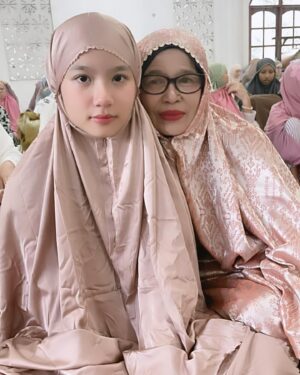 Imel Putri Cahyati Instagram - Setiap tahun pasti ada yg berbeda..
Ada yg berkurang keluarganya, ada yg bertambah & ada yang seperti tahun sebelum nya tapi apapun itu, semua sudah Allah rencanakan dan pasti yang terbaik untuk kita.. 
Sabar , Kuat & Ikhlas .. semoga lebaran tahun depan lebih baik & bahagia untuk kita semua bisa berkumpul dengan semua keluarga 🤲🏻 Aamiin Yra

Teteh & kel. Mengucapkan Minal Aidzin Walfaidzin , Mohon Maaf Lahir & Bathin semuanya 🙏🏻