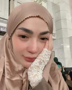 Imel Putri Cahyati Instagram - Mode Cengeng udah selesai.. Sekarang jadi Cegil di era gempuran dunia tipu-tipu 😂 #masyallah