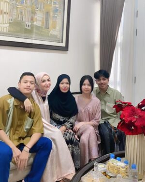 Imel Putri Cahyati Instagram - Setiap tahun pasti ada yg berbeda..
Ada yg berkurang keluarganya, ada yg bertambah & ada yang seperti tahun sebelum nya tapi apapun itu, semua sudah Allah rencanakan dan pasti yang terbaik untuk kita.. 
Sabar , Kuat & Ikhlas .. semoga lebaran tahun depan lebih baik & bahagia untuk kita semua bisa berkumpul dengan semua keluarga 🤲🏻 Aamiin Yra

Teteh & kel. Mengucapkan Minal Aidzin Walfaidzin , Mohon Maaf Lahir & Bathin semuanya 🙏🏻