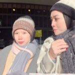 Imel Putri Cahyati Instagram – Ke Random an Tom & Jerry 😂

Detik- detik sebelum huru hara 🫣

Mini Me 🤣🤣

Nb : ga kuat dingin , nunggu di cafe beli churros kirain ukuran nya kecil kaya di indo jd beli 3 , pas dateng 1 nya ukuran –  30cm 🤣🤣 Blenekkk… gkda yg mau ngabisin .
