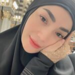 Imel Putri Cahyati Instagram – Assalamu alayka ya Rasulallah.. Jumat mubarok 🤲🏻