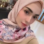 Imel Putri Cahyati Instagram - Ga kerasa bentar lagi lebaran.. kalau pas lebaran kalian di chat mantan “ Maafin kalau aku banyak salah sama kamu , masih mau ketemu ga ? “ Kalian jawab apa ??🤭🤣🤣