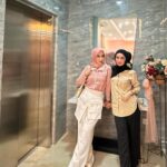 Imel Putri Cahyati Instagram - Cuman dia @imelpc yang bisa buat dokternya pulang sampe jam 10 malam😂😂😅🫶🏻🫶🏻💖💖 mulai deep talk tapi belum kelar lanjut perawatan lanjut makan 😘😘🫠🫠 lama yaa bu seharian kita blm puas🤣🤣 . . Next harusnya trip kemanaaa @imelpc 💖💖🫶🏻🫶🏻