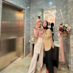 Imel Putri Cahyati Instagram - Cuman dia @imelpc yang bisa buat dokternya pulang sampe jam 10 malam😂😂😅🫶🏻🫶🏻💖💖 mulai deep talk tapi belum kelar lanjut perawatan lanjut makan 😘😘🫠🫠 lama yaa bu seharian kita blm puas🤣🤣 . . Next harusnya trip kemanaaa @imelpc 💖💖🫶🏻🫶🏻