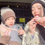 Imel Putri Cahyati Instagram - Ke Random an Tom & Jerry 😂 Detik- detik sebelum huru hara 🫣 Mini Me 🤣🤣 Nb : ga kuat dingin , nunggu di cafe beli churros kirain ukuran nya kecil kaya di indo jd beli 3 , pas dateng 1 nya ukuran - 30cm 🤣🤣 Blenekkk… gkda yg mau ngabisin .