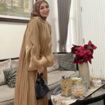 Imel Putri Cahyati Instagram – Dengan penuh rasa cinta saya ucapkan..
Minal Aidzin wal faizin . Mohon mahar , nafkah lahir & batin 🤭