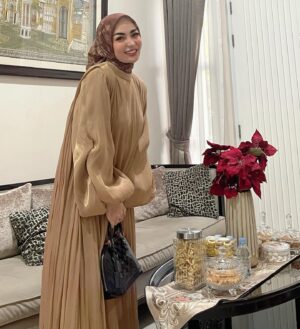 Imel Putri Cahyati Instagram - Dengan penuh rasa cinta saya ucapkan..
Minal Aidzin wal faizin . Mohon mahar , nafkah lahir & batin 🤭