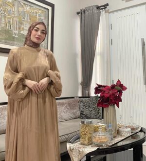 Imel Putri Cahyati Instagram - Dengan penuh rasa cinta saya ucapkan..
Minal Aidzin wal faizin . Mohon mahar , nafkah lahir & batin 🤭