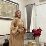 Imel Putri Cahyati Instagram – Dengan penuh rasa cinta saya ucapkan..
Minal Aidzin wal faizin . Mohon mahar , nafkah lahir & batin 🤭