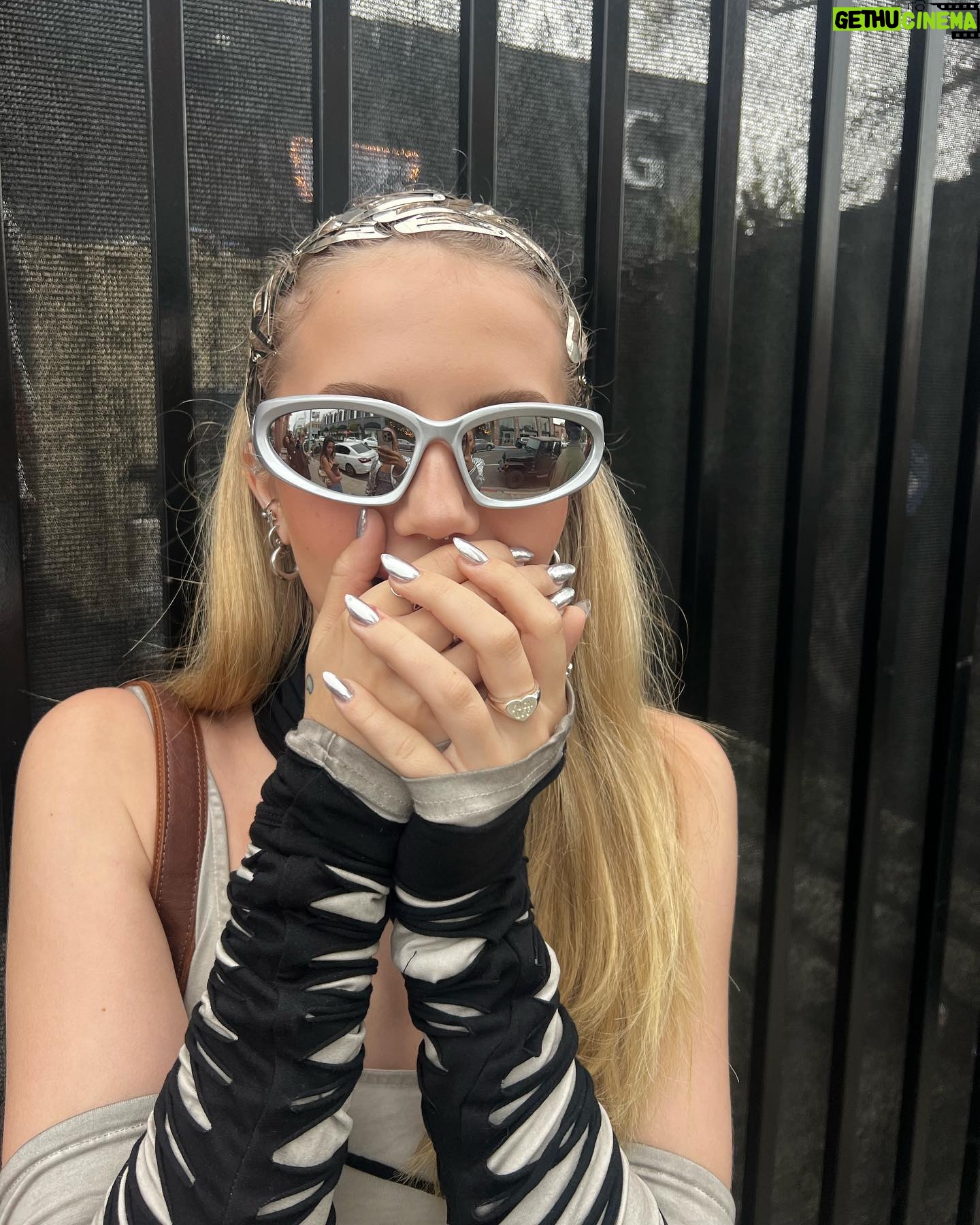 Indi Star Instagram - 👽🛸 . . . . . . #photooftheday #happy #love