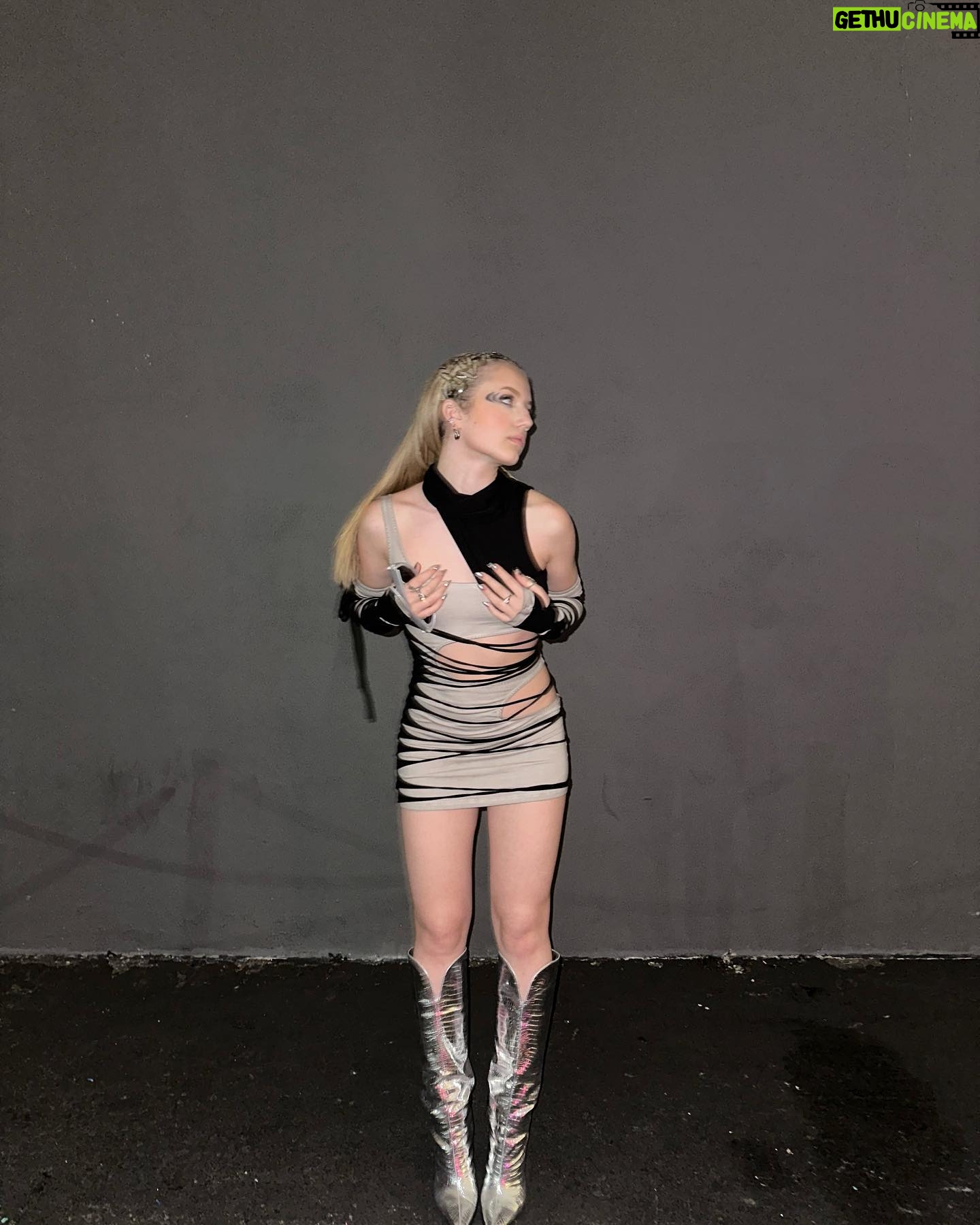 Indi Star Instagram - 👽🛸 . . . . . . #photooftheday #happy #love