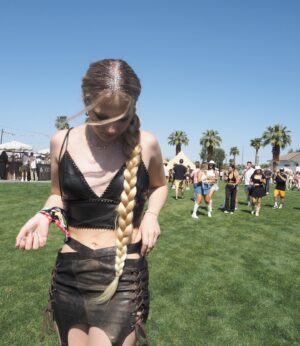 Indi Star Instagram - Chella day ✌🏻
.
.
.
.
.
.
#coachella #coachellaoutfit #poosh