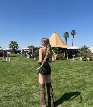 Indi Star Instagram - Chella day ✌🏻
.
.
.
.
.
.
#coachella #coachellaoutfit #poosh