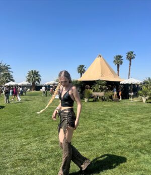 Indi Star Instagram - Chella day ✌🏻
.
.
.
.
.
.
#coachella #coachellaoutfit #poosh