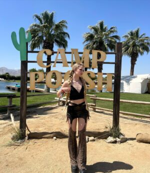 Indi Star Instagram - Chella day ✌🏻
.
.
.
.
.
.
#coachella #coachellaoutfit #poosh