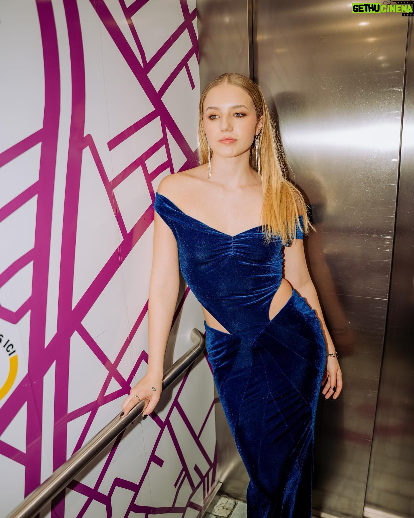 Indi Star Instagram - ~ Mert Alas Dinner Party ~ Paris Fashion Week @mertalas Velvet Navy Dress: Retrofete @retrofete Publicist: @cabinecreative Photographer: @anumphotography Hair: @joekelliz MUA: @the_makeupservice