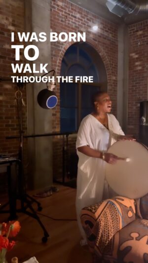 India.Arie Instagram - Take a Moment to listen to my 🎼💜
( MOMS @havenstreetstudio on Hype man & surprise back grounds lol)

YEP - I CUT MY HAIR OFF AGAIN ~ Feels SOOOOOOO good.  Id been growing it out for 5 years. 

IF YOU FEEL it ~ repost!  #bornforthismission  #whoiwasborntobethatsme #soulbirdsworldwide 
#worthy 

LOVE YALL