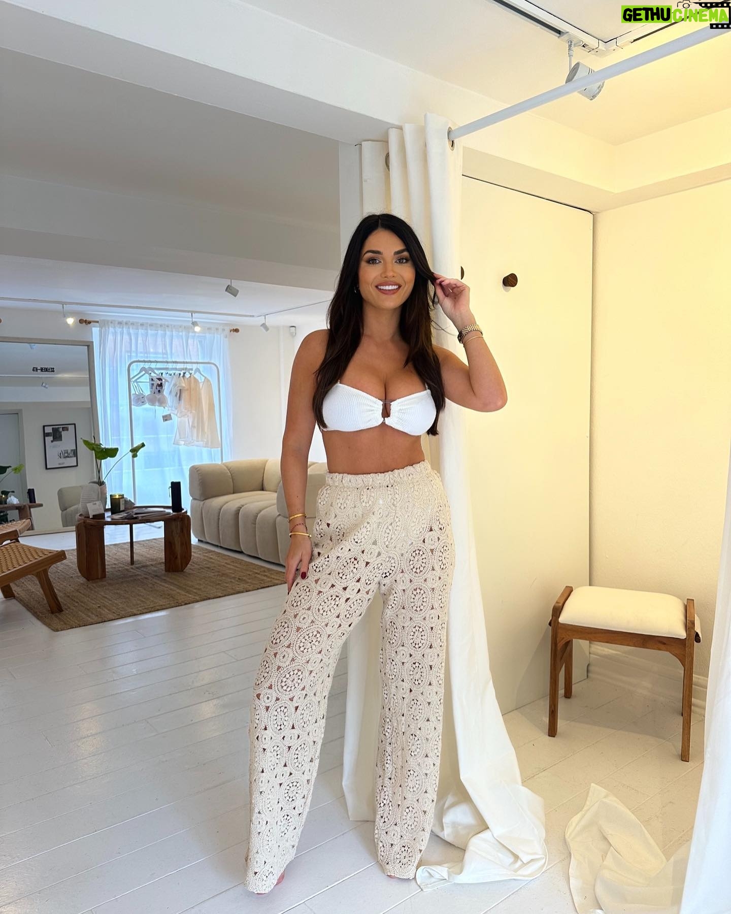 India Reynolds Instagram - British summertime finally arrives 💕☀️🌈