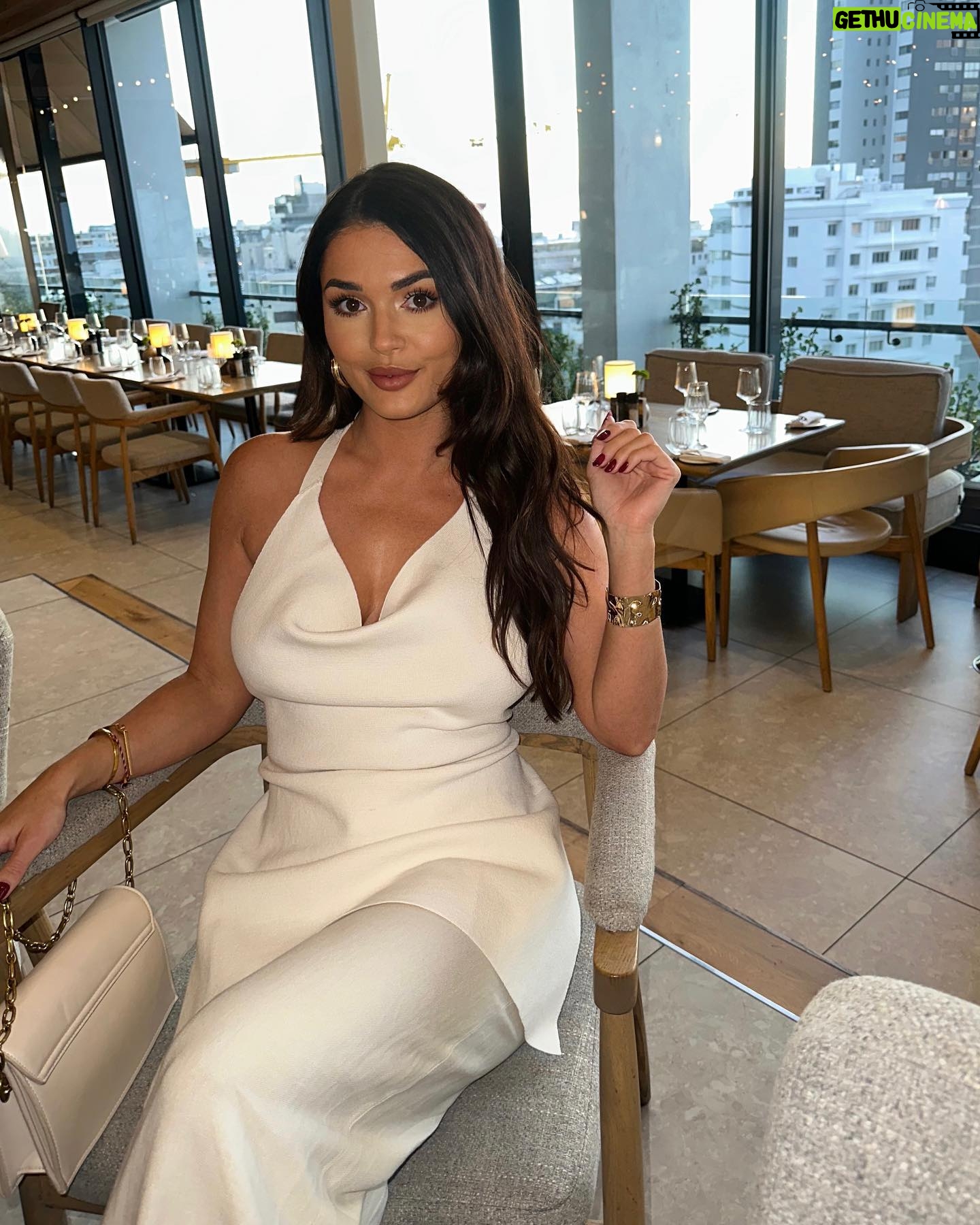 India Reynolds Instagram - Apparently trouser skirts are back π β¦this is giving more apron but half way there! π€·π»ββοΈ dinner at The Nines π₯