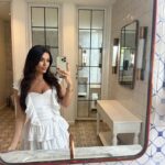 India Reynolds Instagram - This is your sign to go wine tasting… not like you needed one but hey👀🍷🥂☺️
