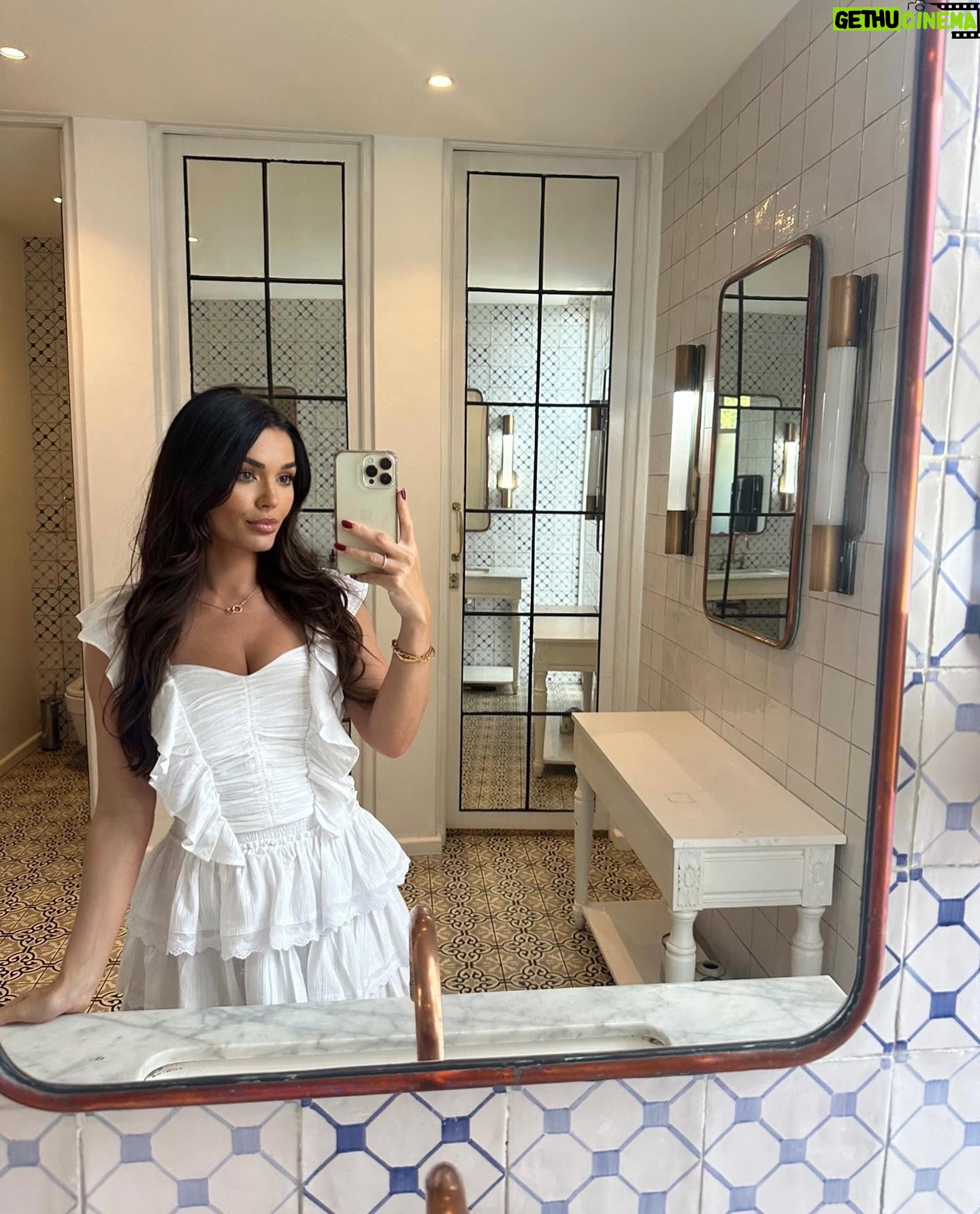 India Reynolds Instagram - This is your sign to go wine tasting… not like you needed one but hey👀🍷🥂☺️
