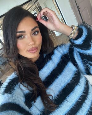 India Reynolds Instagram - You’re all asking where the jumpers from, I’m asking if @charlie_sman_makeup can paint my face everyday ☺️ 
It’s @cernucci for everyone in the DM’s 💙 and it suited Brighton in the sunshine ☀️