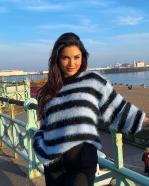 India Reynolds Instagram - You’re all asking where the jumpers from, I’m asking if @charlie_sman_makeup can paint my face everyday ☺️ 
It’s @cernucci for everyone in the DM’s 💙 and it suited Brighton in the sunshine ☀️