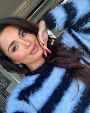 India Reynolds Instagram - You’re all asking where the jumpers from, I’m asking if @charlie_sman_makeup can paint my face everyday ☺️ 
It’s @cernucci for everyone in the DM’s 💙 and it suited Brighton in the sunshine ☀️