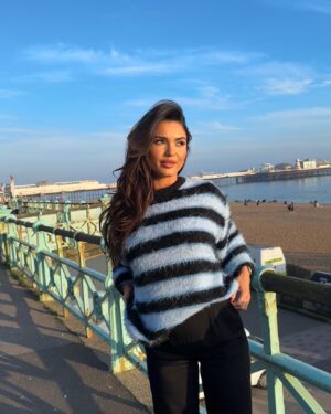 India Reynolds Instagram - You’re all asking where the jumpers from, I’m asking if @charlie_sman_makeup can paint my face everyday ☺️ 
It’s @cernucci for everyone in the DM’s 💙 and it suited Brighton in the sunshine ☀️