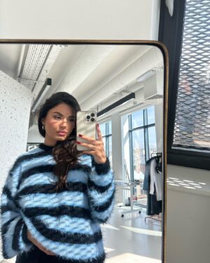 India Reynolds Instagram - You’re all asking where the jumpers from, I’m asking if @charlie_sman_makeup can paint my face everyday ☺️ 
It’s @cernucci for everyone in the DM’s 💙 and it suited Brighton in the sunshine ☀️