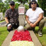 Indro Instagram – Ziarah sebelum Ramadhan kemarin ke makam Alm. Papie 🤍 Selalu hormat selalu rindu, Al Fatihah 🙏🏻
 
Selalu nyaman pakai baju kolaborasiku sama @biabyzaskiamecca , bisa jadi inspirasi baju Lebaran 👍🏻