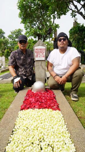 Indro Instagram - Ziarah sebelum Ramadhan kemarin ke makam Alm. Papie 🤍 Selalu hormat selalu rindu, Al Fatihah 🙏🏻
 
Selalu nyaman pakai baju kolaborasiku sama @biabyzaskiamecca , bisa jadi inspirasi baju Lebaran 👍🏻