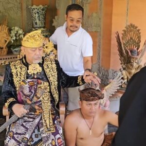 Indro Instagram - Kunjungan Mendadak Kakak Tersayang di Blackuro Garage.
Sekalian Fitting Pakaian Adat Bali.
Dumogi Rahayu Selalu 
🙏🌹🙏
Thx @cahyadewibali @go.andik