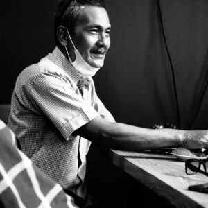 Indro Instagram - Innalillahi wa inna ilaihi raaji’un. Tepat seminggu yang lalu managerku, Andri Winiardi, berpulang untuk selamanya. Butuh waktu memproses semua ini. Hari ini sudah hari ke-7, kita terus berdoa. Saya bersaksi Almarhum orang baik dan setia. Mohon doa untuk ketabahan keluarga yang ditinggalkan & agar semua amal ibadah Almarhum diterima Allah SWT segala dosanya diampuni, Aamiin Yaa Rab.
 
Ndri..
Terima kasih banyak, lo ngurusin gw banget. Lo pergi aja pas gw kerja. Sehari sebelumnya lo masih nemenin gw. Maafin segala salah perkataan dan perbuatan gw selama ini. Gw janji akan selalu berdoa untuk tempat terbaik lo di setiap sholat gw ke depannya. Kita semua pasti kangen banget sama lo. Selamat jalan, Ndri 🖤