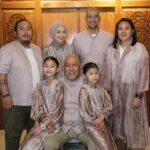 Indro Instagram – Udah berapa kali makan ketupat nih? Selamat berkumpul bersama keluarga 🥳🙏🏻
 
Lebaran tahun kedua pakai @kamiidea 😍
