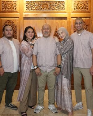 Indro Instagram - Udah berapa kali makan ketupat nih? Selamat berkumpul bersama keluarga 🥳🙏🏻
 
Lebaran tahun kedua pakai @kamiidea 😍