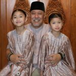 Indro Instagram - Udah berapa kali makan ketupat nih? Selamat berkumpul bersama keluarga 🥳🙏🏻 Lebaran tahun kedua pakai @kamiidea 😍