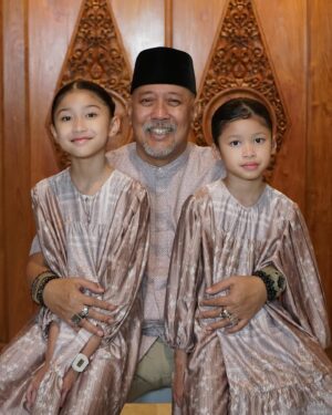 Indro Instagram - Udah berapa kali makan ketupat nih? Selamat berkumpul bersama keluarga 🥳🙏🏻
 
Lebaran tahun kedua pakai @kamiidea 😍