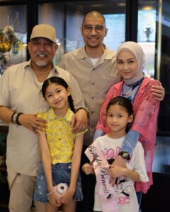 Indro Instagram - Kiya cucuku sayang, selamat ulang tahun ya cantik. Jadi versi terbaik dari dirimu sendiri & terus bertumbuh kembang sebaik-baiknya bersama Kakak Alya. Sehat panjang umur serta selalu menyertakan Allah dalam setiap hal yg Kiya lakukan. Joy sayang banget sama Ade Kiya ❤️ Sekalian lebaranan sama keluarga Saleh, selamanya Anthy di hati kita semua yah insyaAllah 😘