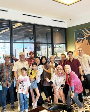 Indro Instagram - Kiya cucuku sayang, selamat ulang tahun ya cantik. Jadi versi terbaik dari dirimu sendiri & terus bertumbuh kembang sebaik-baiknya bersama Kakak Alya. Sehat panjang umur serta selalu menyertakan Allah dalam setiap hal yg Kiya lakukan. Joy sayang banget sama Ade Kiya ❤️
 
Sekalian lebaranan sama keluarga Saleh, selamanya Anthy di hati kita semua yah insyaAllah 😘